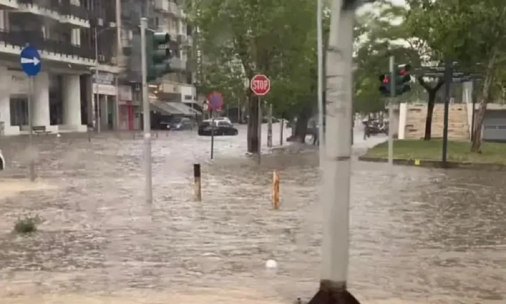 Θεσσαλονίκη: Πρωτόγνωρες εικόνες από τη χθεσινή νεροποντή-Παρασύρθηκαν κάδοι και αυτοκίνητα κόλλησαν στα λασπόνερα (Βίντεο)